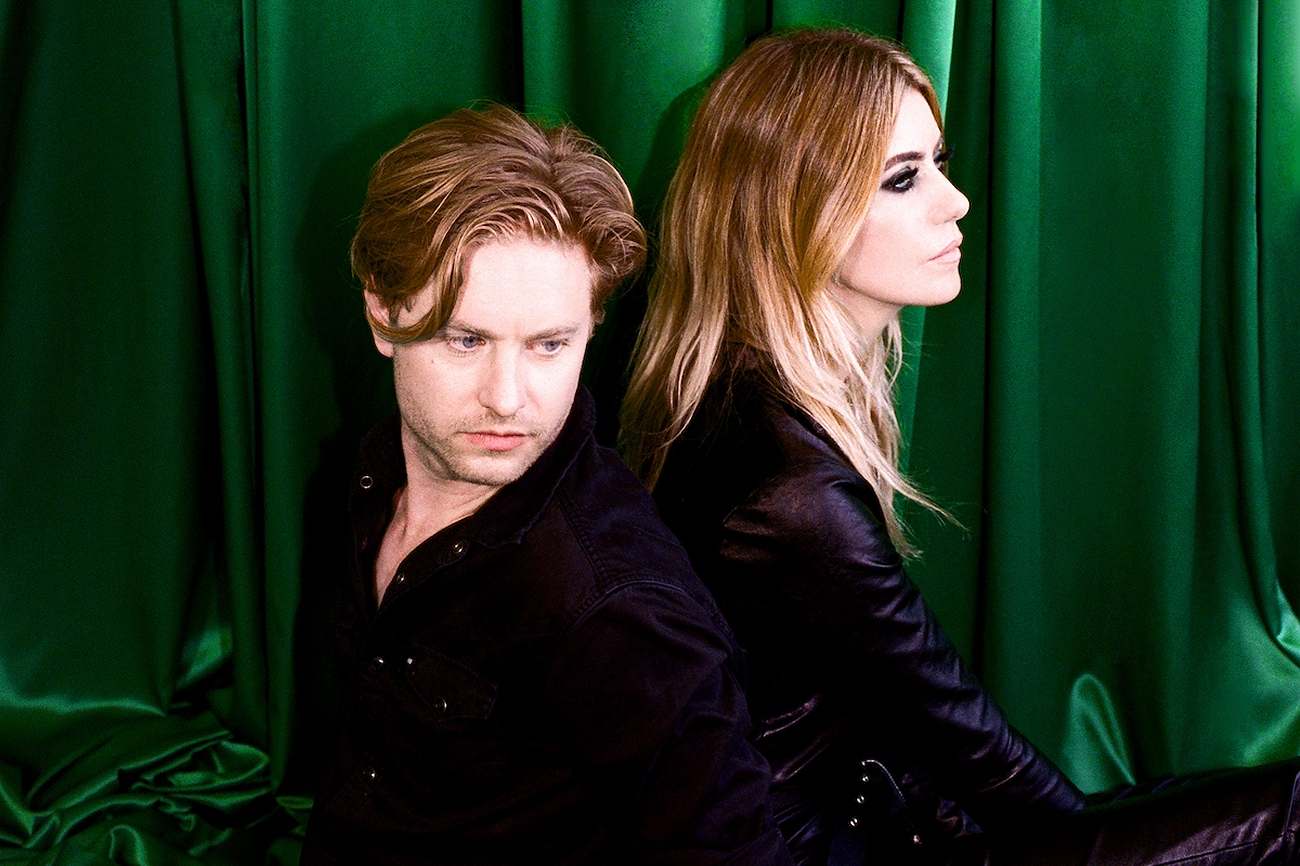 Blood Red Shoes – Drama im Swimming Pool