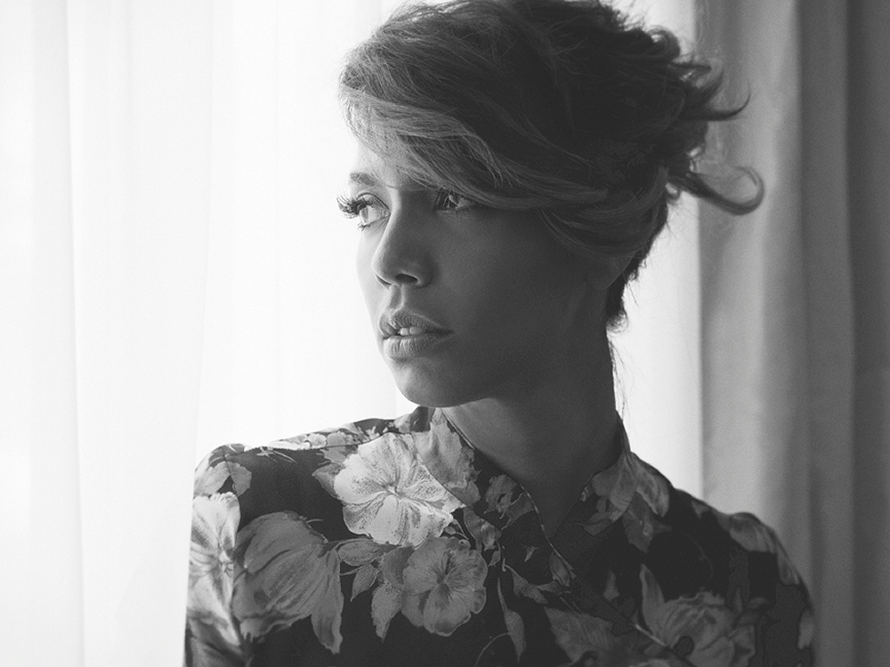 Chloe Charles – Weltsicht mit Augenbinde