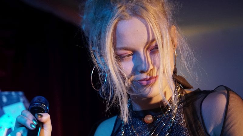 Millie Turner, Lizzi – 14.11.2018 – London, Paper Dress Vintage