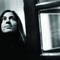 Nadine Khouri – Die investierte Kontrolle