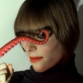 Stefanie Schrank – Schaufensterpuppenartige Magie automatique