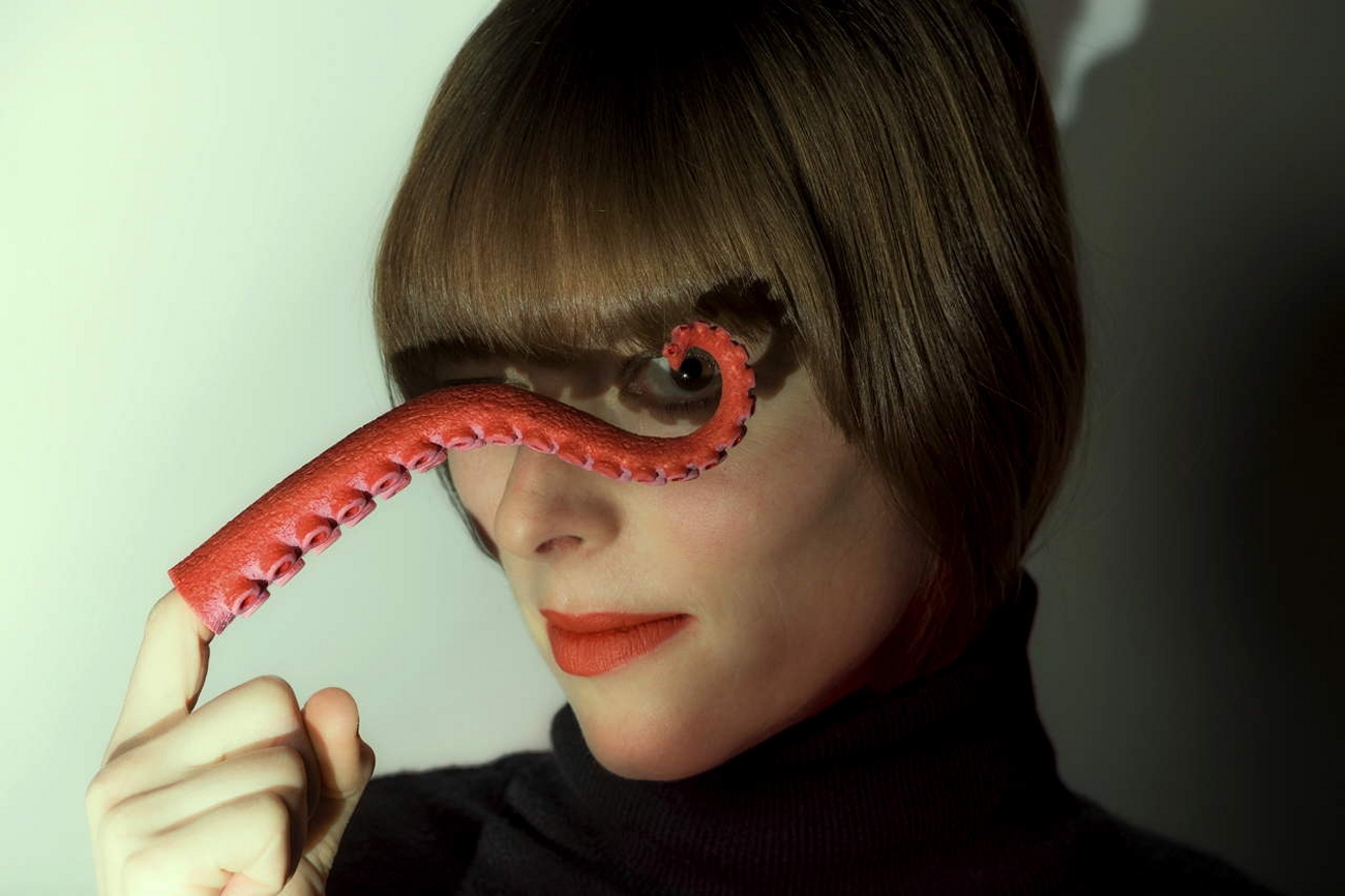 Stefanie Schrank – Schaufensterpuppenartige Magie automatique
