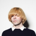 Tim Burgess – Spitze Winkel und neblige Hintergründe
