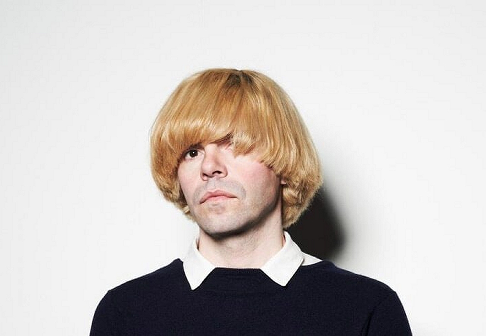 Tim Burgess – Spitze Winkel und neblige Hintergründe