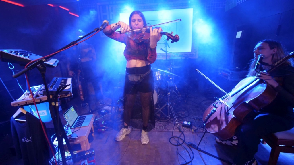 Gina Été - 17.09.2025 - Hamburg, Reeperbahn Festival (Foto: Ullrich Maurer)